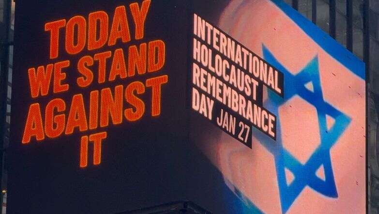 שלט החוצות בטיימס סקוור, כחלק מקמפיין יום השואה הבינלאומי | הקונסוליה הישראלית בניו יורק