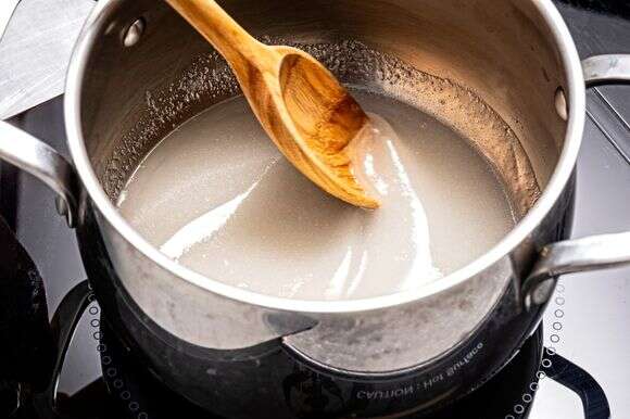 יש להימנע מתערובת הסוכר-מים להגיע לדפנות המחבת, שכן הדבר עלול לגרום להתגבשות ולקרמל גרגירי | סקוט סוצ'מן, סטיילינג: ליסה צ'רקסקי עבור הוושינגטון פוסט