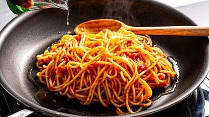 מים או יין עוזרים להחיות פסטה ברוטב עגבניות | סקוט סוצ'מן עבור הוושינגטון פוסט