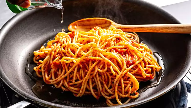 מים או יין עוזרים להחיות פסטה ברוטב עגבניות | סקוט סוצ'מן עבור הוושינגטון פוסט מים או יין עוזרים להחיות פסטה ברוטב עגבניות | סקוט סוצ'מן עבור הוושינגטון פוסט