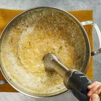 מרק סלרי נטחן בבלנדר מוט | ריי לופז,סטיילינג: ליסה צ'רקסקי עבור הוושינגטון פוסט