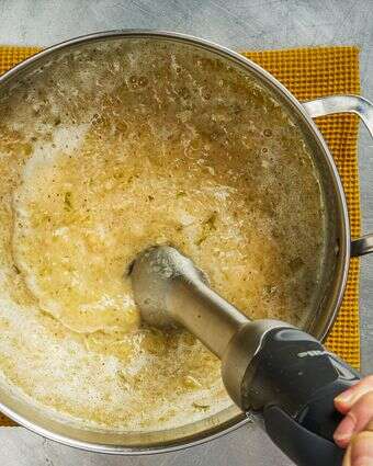 מרק סלרי נטחן בבלנדר מוט | ריי לופז,סטיילינג: ליסה צ'רקסקי עבור הוושינגטון פוסט