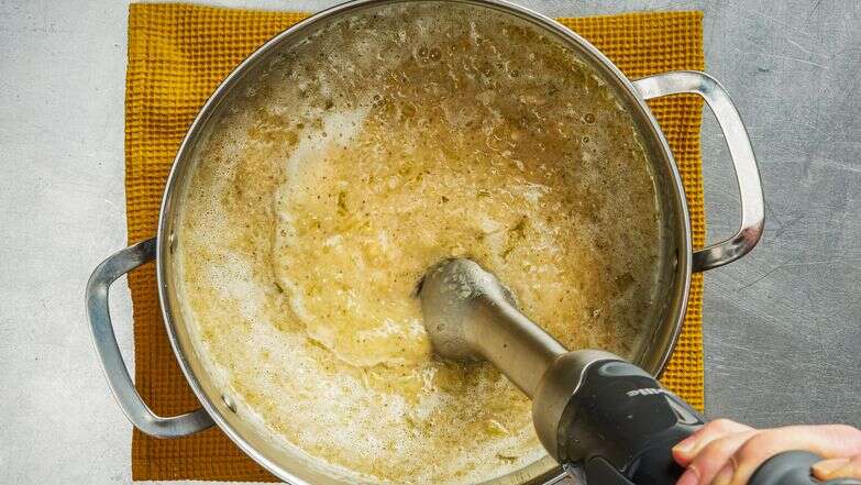 מרק סלרי נטחן בבלנדר מוט | ריי לופז,סטיילינג: ליסה צ'רקסקי עבור הוושינגטון פוסט מרק סלרי נטחן בבלנדר מוט | ריי לופז,סטיילינג: ליסה צ'רקסקי עבור הוושינגטון פוסט