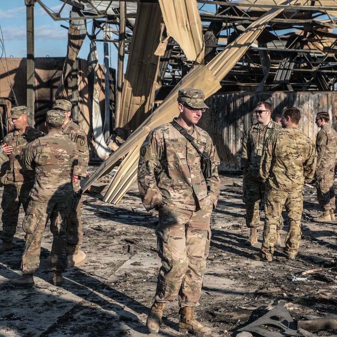 חיילים אמריקאים עומדים ליד מתקן שניזוק שנפגע מתקפות אוויריות איראניות בתוך בסיס עין אל-אסד ליד אנבאר, עיראק | אמיליאן מלפאטו / עבור הוושינגטון פוסט
