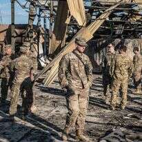 חיילים אמריקאים עומדים ליד מתקן שניזוק שנפגע מתקפות אוויריות איראניות בתוך בסיס עין אל-אסד ליד אנבאר, עיראק | אמיליאן מלפאטו / עבור הוושינגטון פוסט