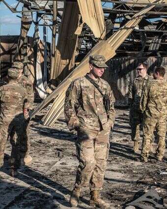 חיילים אמריקאים עומדים ליד מתקן שניזוק שנפגע מתקפות אוויריות איראניות בתוך בסיס עין אל-אסד ליד אנבאר, עיראק | אמיליאן מלפאטו / עבור הוושינגטון פוסט