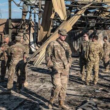 חיילים אמריקאים עומדים ליד מתקן שניזוק שנפגע מתקפות אוויריות איראניות בתוך בסיס עין אל-אסד ליד אנבאר, עיראק | אמיליאן מלפאטו / עבור הוושינגטון פוסט חיילים אמריקאים עומדים ליד מתקן שניזוק שנפגע מתקפות אוויריות איראניות בתוך בסיס עין אל-אסד ליד אנבאר, עיראק | אמיליאן מלפאטו / עבור הוושינגטון פוסט