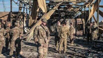 חיילים אמריקאים עומדים ליד מתקן שניזוק שנפגע מתקפות אוויריות איראניות בתוך בסיס עין אל-אסד ליד אנבאר, עיראק | אמיליאן מלפאטו / עבור הוושינגטון פוסט חיילים אמריקאים עומדים ליד מתקן שניזוק שנפגע מתקפות אוויריות איראניות בתוך בסיס עין אל-אסד ליד אנבאר, עיראק | אמיליאן מלפאטו / עבור הוושינגטון פוסט