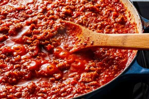 רוטב בשר מתבשל לספגטי | סקוט סוצ'מן, סטיילינג: ליסה צ'רקסקי עבור הוושינגטון פוסט