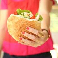 עוף צרוב בפיתה: ארוחת ערב קלה שמחליפה שניצל | אפרת ליכטנשטט