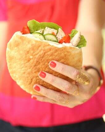 עוף צרוב בפיתה: ארוחת ערב קלה שמחליפה שניצל | אפרת ליכטנשטט