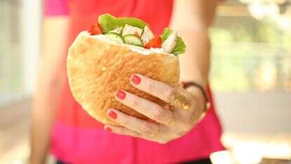 עוף צרוב בפיתה: ארוחת ערב קלה שמחליפה שניצל | אפרת ליכטנשטט