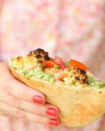 פיתה כרובית: המנה האייקונית שהכניס אייל שני למטבח הישראלי | אפרת ליכטנשטט פיתה כרובית: המנה האייקונית שהכניס אייל שני למטבח הישראלי | אפרת ליכטנשטט