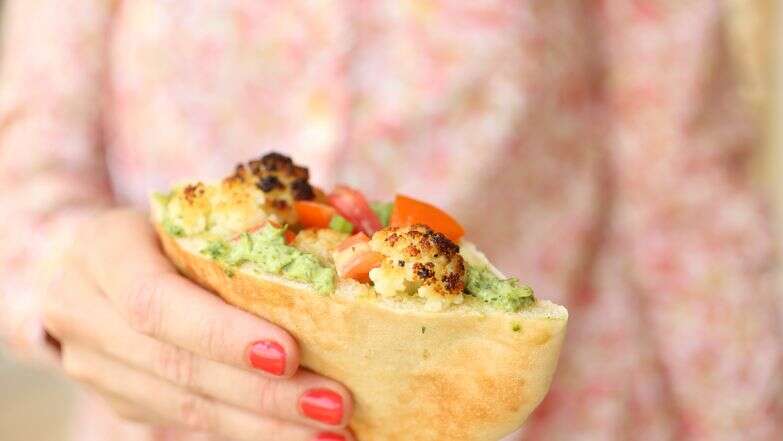 פיתה כרובית: המנה האייקונית שהכניס אייל שני למטבח הישראלי | אפרת ליכטנשטט