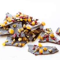 שברי שוקולד עם פירות יבשים: ממתק ט״ו בשבט ב־10 דקות עבודה | אפרת ליכנטשטט שברי שוקולד עם פירות יבשים: ממתק ט״ו בשבט ב־10 דקות עבודה | אפרת ליכנטשטט