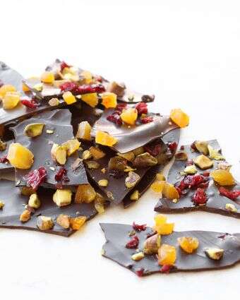 שברי שוקולד עם פירות יבשים: ממתק ט״ו בשבט ב־10 דקות עבודה | אפרת ליכנטשטט