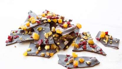 שברי שוקולד עם פירות יבשים: ממתק ט״ו בשבט ב־10 דקות עבודה | אפרת ליכנטשטט