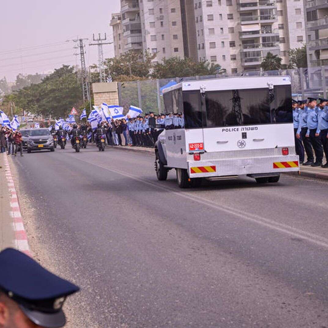 הרכב ובו ארונו של רן גואילי הי"ד, ושוטרים מצדיעים | אבשלום ששוני, פלאש 90