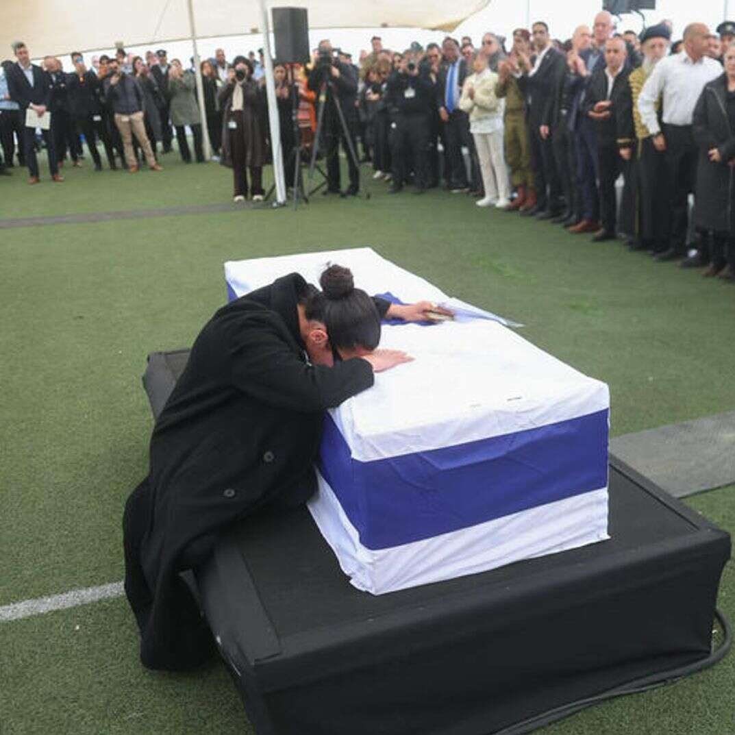 שירה, אחותו של רן גואילי, על ארונו | חיים גולדברג, פלאש 90