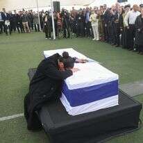 שירה, אחותו של רן גואילי, על ארונו | חיים גולדברג, פלאש 90 שירה, אחותו של רן גואילי, על ארונו | חיים גולדברג, פלאש 90