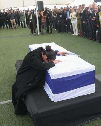 שירה, אחותו של רן גואילי, על ארונו | חיים גולדברג, פלאש 90