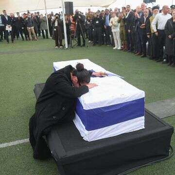 שירה, אחותו של רן גואילי, על ארונו | חיים גולדברג, פלאש 90