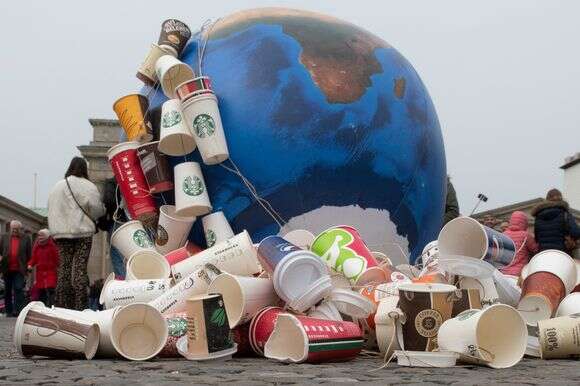 "הוא היה יוצא מהמערה כדי להפגין נגד כוסות חד־פעמיות". מיצג בברלין נגד שימוש בכלים חד־פעמיים | גטי אימג'ס