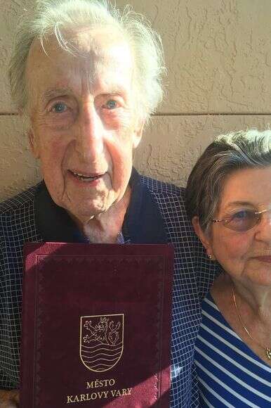 שורד השואה ארנסט סימון עם המכתב מראש העיר בצ'כיה | ירי קלוץ’