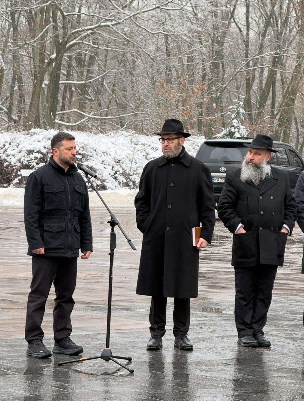 זלנסקי נשיא אוקראינה נואם בטקס זיכרון בבאבי יאר לציון יום השואה הבינלאומי ולצידו יו"ר הקהילות היהודיות באוקראינה, הרב מאיר סטמבלר | FJCU פדרציית הקהילות היהודיות