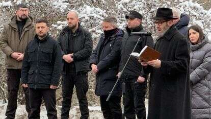 יו"ר הקהילות היהודיות באוקראינה, הרב מאיר סטמבלר, בטקס זיכרון בבאבי יאר לציון יום השואה הבינלאומי. לצידו נשיא אוקראינה זלנסקי | FJCU פדרציית הקהילות היהודיות