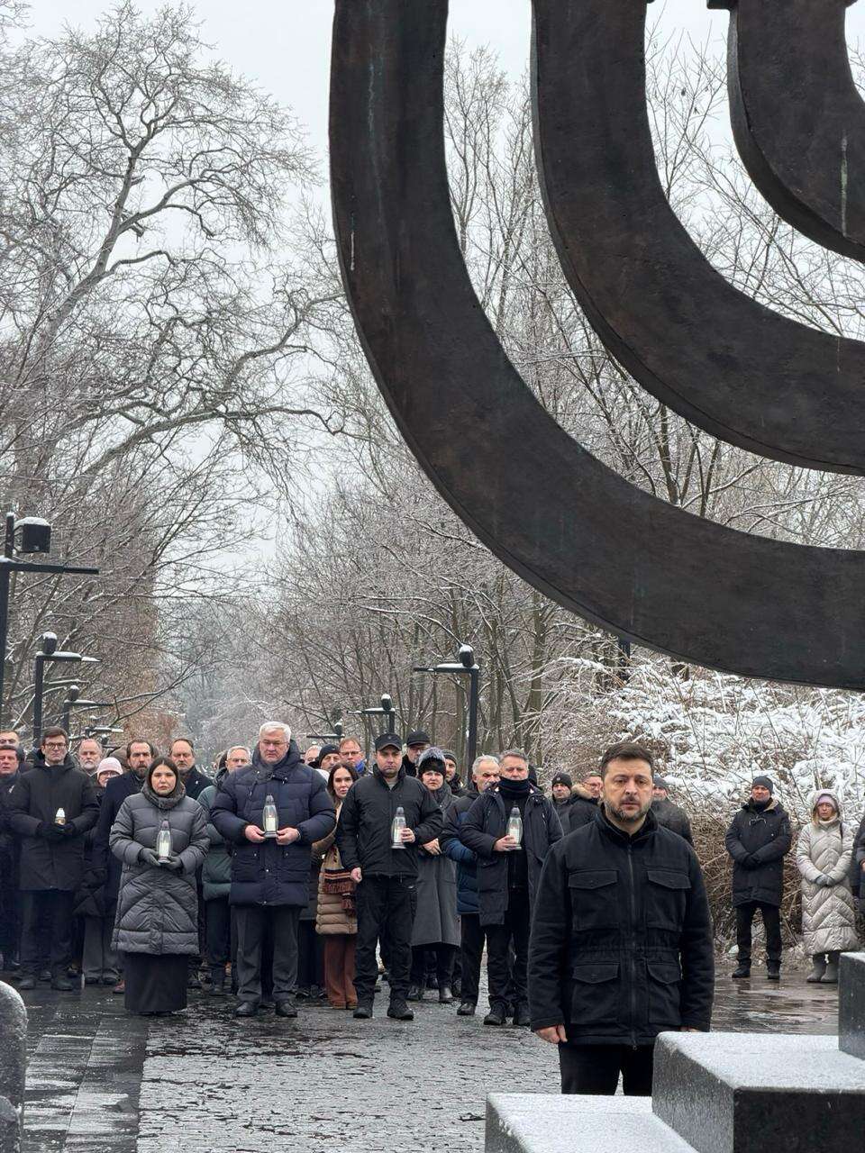 טקס זיכרון בבאבי יאר לציון יום השואה הבינלאומי בהשתתפות נשיא אוקראינה זלנסקי | FJCU פדרציית הקהילות היהודיות