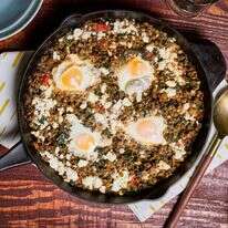 מחבת עדשים עם תרד, עגבנייה, ביצה וגבינת פטה | מרווין ג'וזף/הוושינגטון פוסט; עיצוב אוכל מאת קרולין רוב