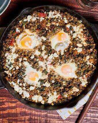 מחבת עדשים עם תרד, עגבנייה, ביצה וגבינת פטה | מרווין ג'וזף/הוושינגטון פוסט; עיצוב אוכל מאת קרולין רוב