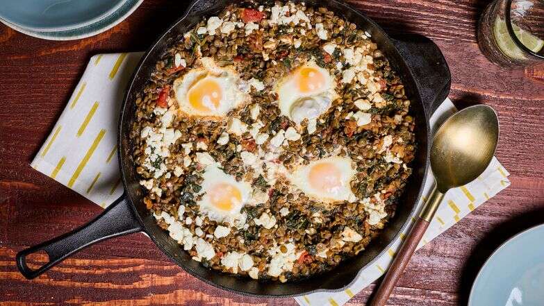 מחבת עדשים עם תרד, עגבנייה, ביצה וגבינת פטה | מרווין ג'וזף/הוושינגטון פוסט; עיצוב אוכל מאת קרולין רוב