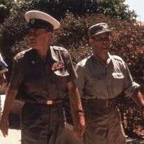 ברנדוט, חודש לפני ההתנקשות בו, ליד הקונסוליה הבלגית בוילה קונסטנטין סלאמה. לשמאלו משה הילמן, קצין הקישור הישראלי (10 באוגוסט 1948) | משה מרלין לוין, מקור: אוסף מיתר, האוסף הלאומי לתצלומים על שם משפחת פריצקר, הספרייה הלאומית