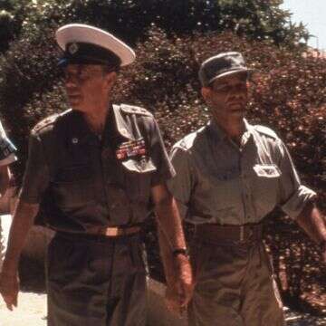 ברנדוט, חודש לפני ההתנקשות בו, ליד הקונסוליה הבלגית בוילה קונסטנטין סלאמה. לשמאלו משה הילמן, קצין הקישור הישראלי (10 באוגוסט 1948) | משה מרלין לוין, מקור: אוסף מיתר, האוסף הלאומי לתצלומים על שם משפחת פריצקר, הספרייה הלאומית