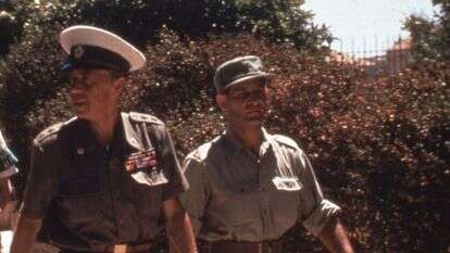 ברנדוט, חודש לפני ההתנקשות בו, ליד הקונסוליה הבלגית בוילה קונסטנטין סלאמה. לשמאלו משה הילמן, קצין הקישור הישראלי (10 באוגוסט 1948) | משה מרלין לוין, מקור: אוסף מיתר, האוסף הלאומי לתצלומים על שם משפחת פריצקר, הספרייה הלאומית