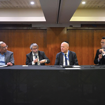 הרב חיים קורסיה (שני משמאל) בוועידת רבני אירופה | ועידת רבני אירופה הרב חיים קורסיה (שני משמאל) בוועידת רבני אירופה | ועידת רבני אירופה