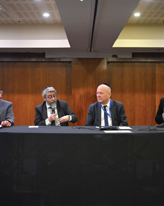 הרב חיים קורסיה (שני משמאל) בוועידת רבני אירופה | ועידת רבני אירופה הרב חיים קורסיה (שני משמאל) בוועידת רבני אירופה | ועידת רבני אירופה