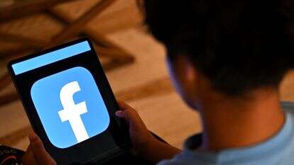 ילד בן 13 מצטלם בביתו כשהוא צופה ברשתות חברתיות בטאבלט שלו בסידני | סעיד חאן / AFP