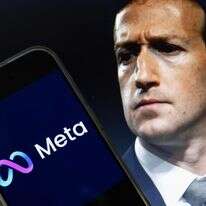 מארק צוקרברג, מנכ"ל מטא, על רקע הלוגו של מטא | דרו אנגרר / AFP מארק צוקרברג, מנכ"ל מטא, על רקע הלוגו של מטא | דרו אנגרר / AFP