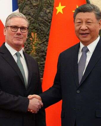 נשיא סין שי וראש ממשלת בריטניה קיר סטארמר, היום בבייג'ינג | AFP