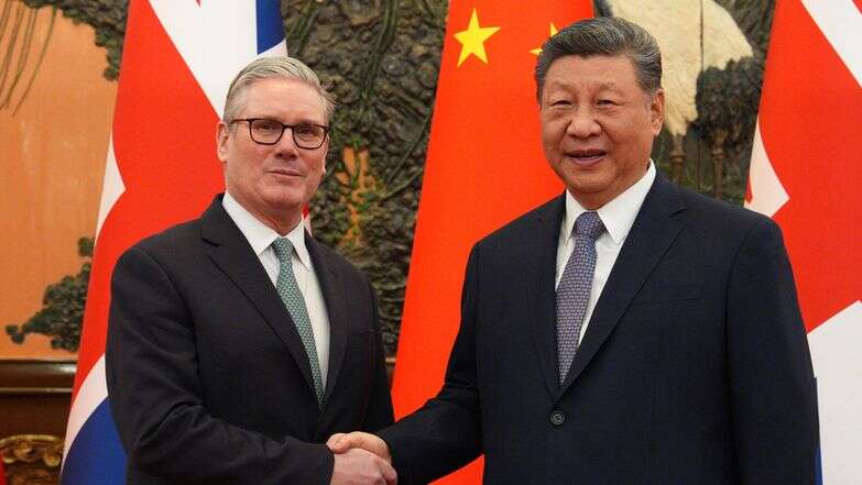 נשיא סין שי וראש ממשלת בריטניה קיר סטארמר, היום בבייג'ינג | AFP