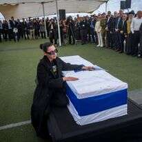 שירה גואילי על ארונו של אחיה, רס"ר רן גואילי ז"ל, השבוע בהלוויה | חיים גולדברג, פלאש 90