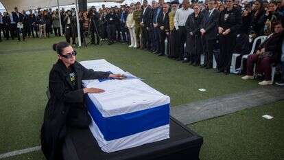 שירה גואילי על ארונו של אחיה, רס"ר רן גואילי ז"ל, השבוע בהלוויה | חיים גולדברג, פלאש 90