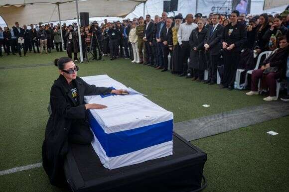 שירה גואילי על ארונו של אחיה, רס"ר רן גואילי ז"ל, השבוע בהלוויה | חיים גולדברג, פלאש 90 שירה גואילי על ארונו של אחיה, רס"ר רן גואילי ז"ל, השבוע בהלוויה | חיים גולדברג, פלאש 90