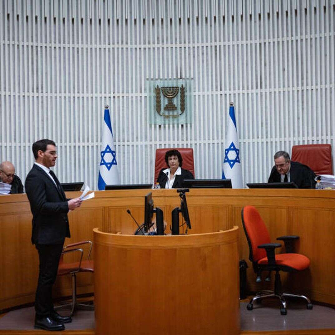 שופטי בג"ץ בדיון על סגירת גלי צה" | יונתן זינדל, פלאש 90 שופטי בג"ץ בדיון על סגירת גלי צה" | יונתן זינדל, פלאש 90