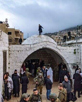 תפילת שחרית בקבר יוסף, אתמול | חיים גולדברג, פלאש 90