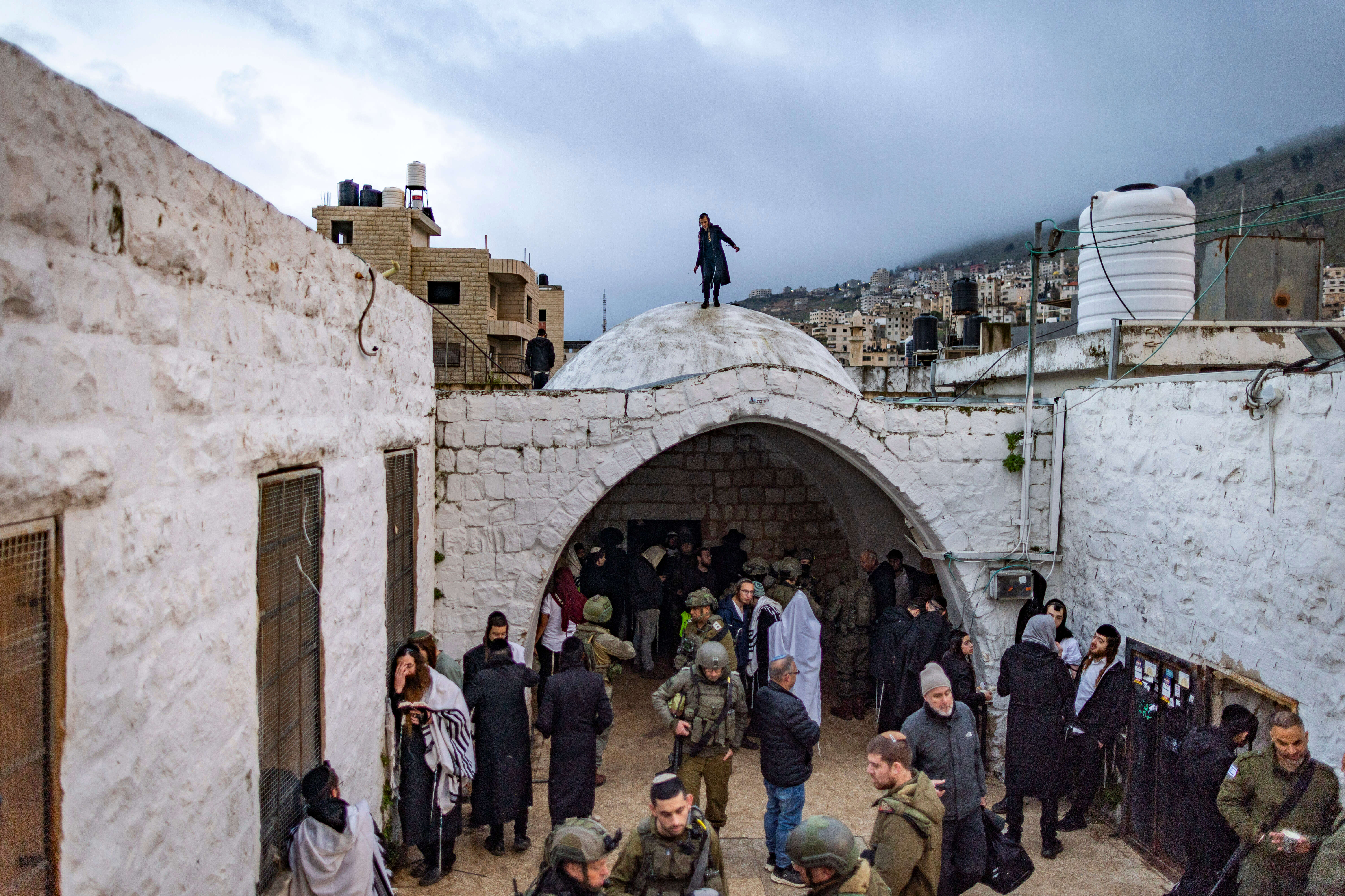 „סיימנו להיות כגנבים במחתרת”: אחרי 20 שנה, בקבר יוסף התקיימה תפילת שחרית