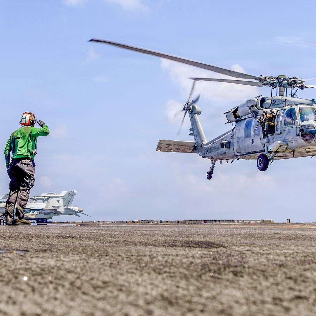 מסוק אמריקני נוחת על נושאת המטוסים אברהם לינקולן באוקיינוס ההודי, בשבוע שעבר | AP